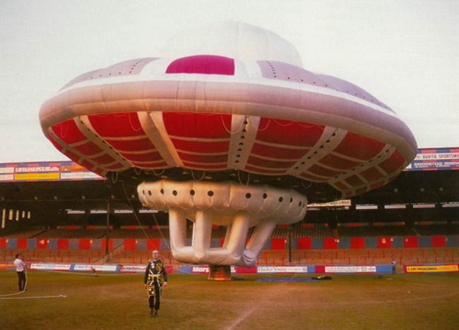 Снимка на фалшива летяща чиния и извън земен кацнали на стадион в Лондон