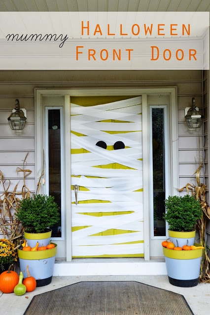 Мумифициране на врата като декорация за Хелоуин