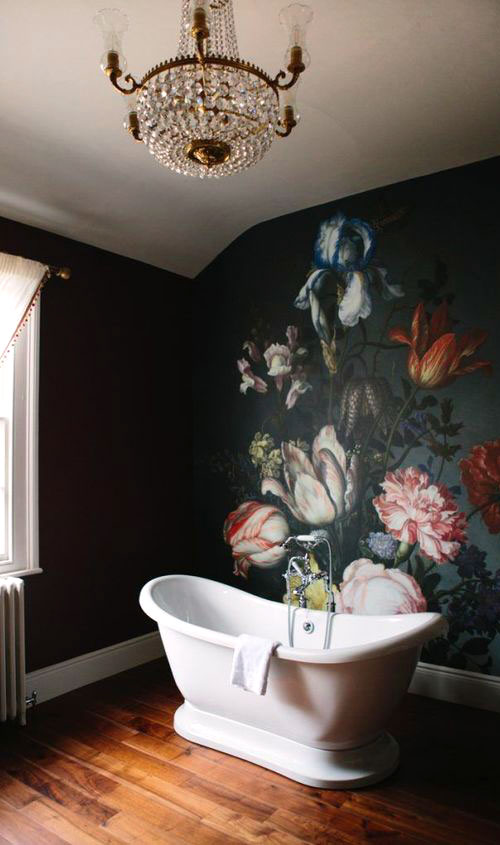 изрисувана стена в шикозна баня